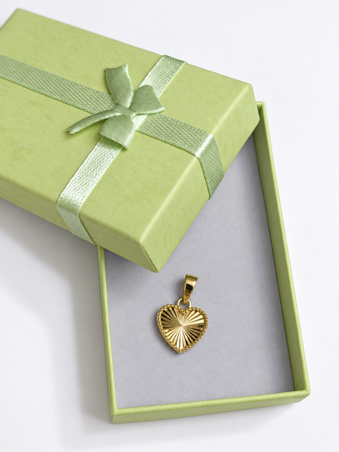 Corazón diamantado en oro 10K