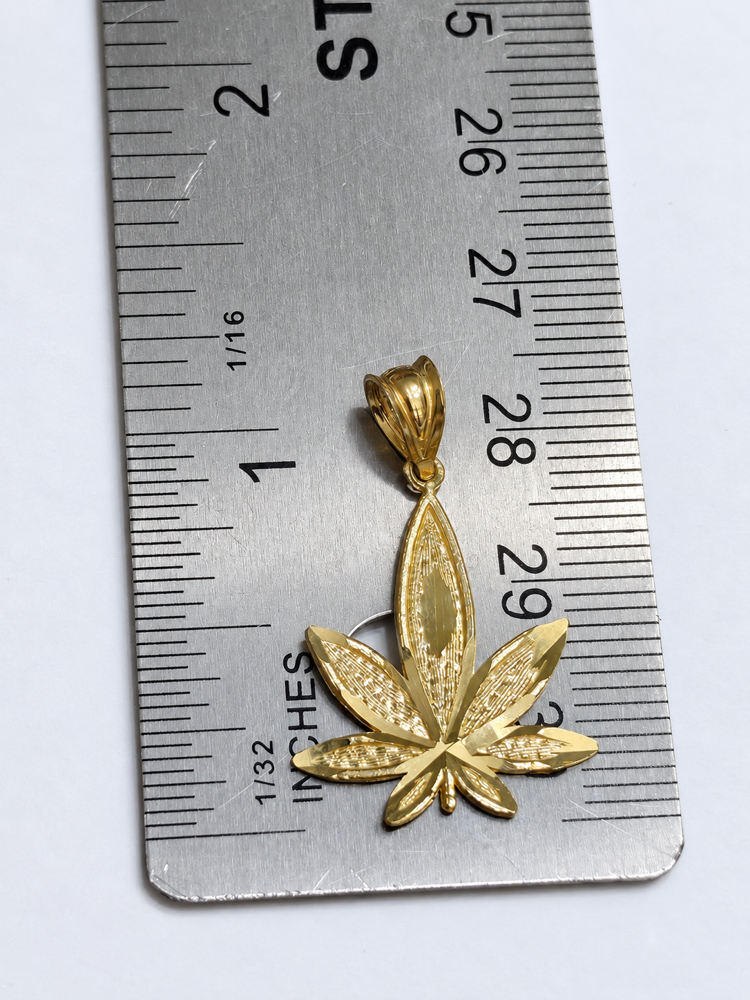 Hoja de cannabis en oro 10K