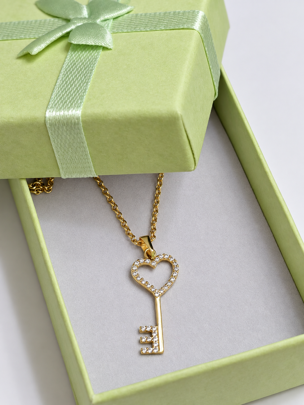 Cadena cable con llave de corazon y circonias en 10k
