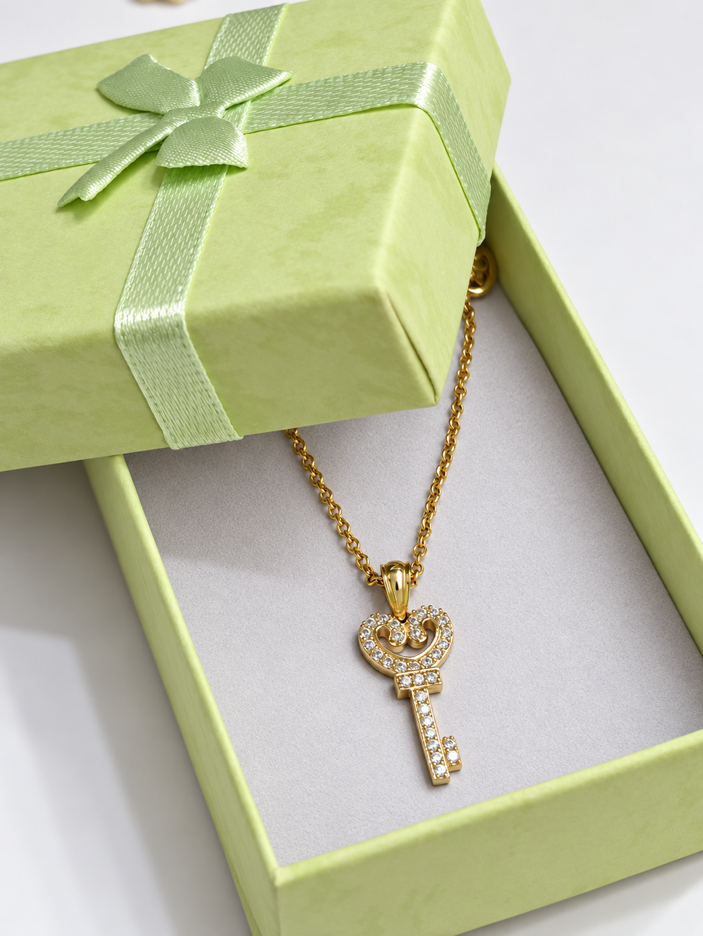Cadena cable con dije de llave en oro 10K